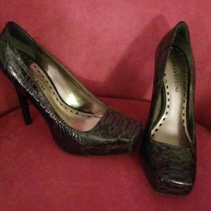 Purple and black snakeskin pattern pumps!